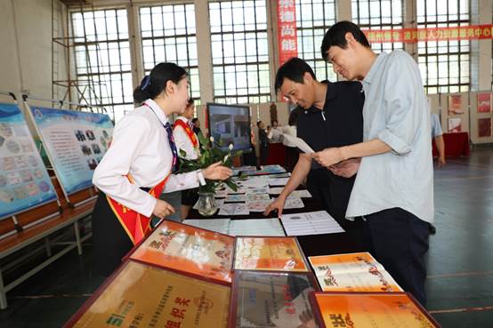 说明: E:\教务处\2023年春季学期\办学成果展\宣传报道\展台展板-学生\7C1A0804.JPG