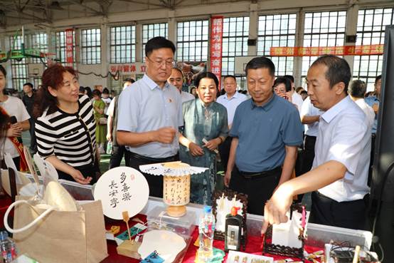 说明: E:\教务处\2023年春季学期\办学成果展\宣传报道\展台展板-嘉宾\7C1A0915.JPG